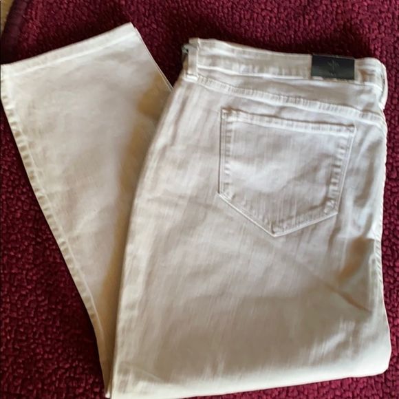 Ira Slimming Jeans - Picture 1 of 8